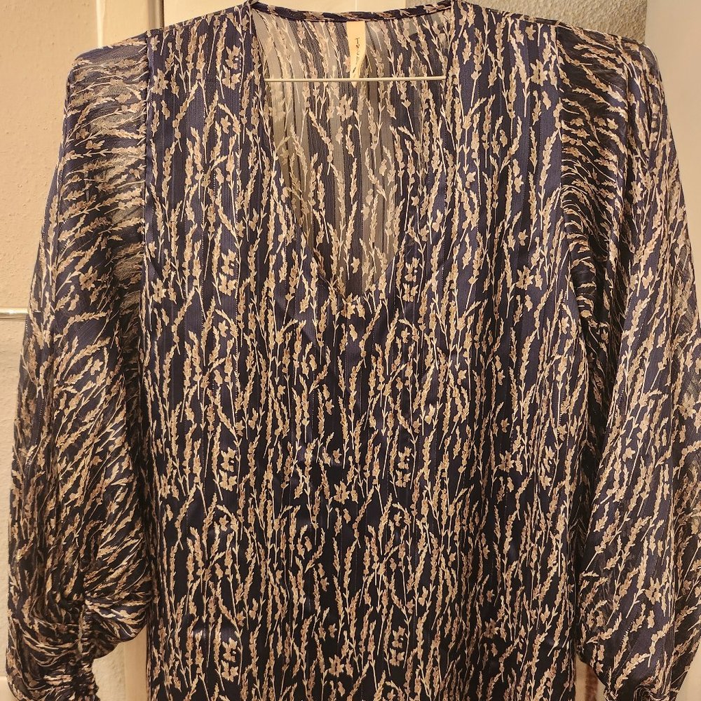 Tyche Bubble Sleeve Top